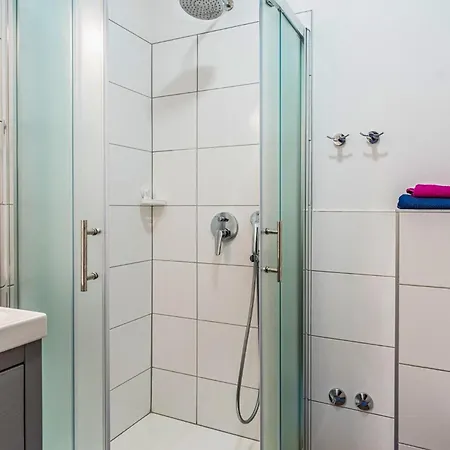 Amazing In With Kitchen Apartment *